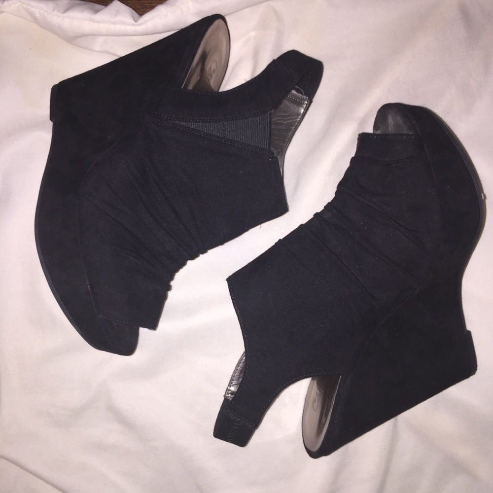 BLACK OPENED TOED WEDGES!